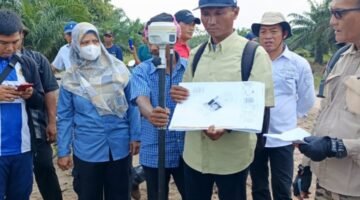 Tak Gentar Terik Matahari, Petani GBLA Tanam Mentimun Demi Masa Depan yang Lebih Baik