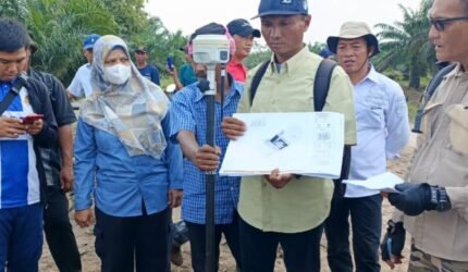Tak Gentar Terik Matahari, Petani GBLA Tanam Mentimun Demi Masa Depan yang Lebih Baik - Teropong Rakyat