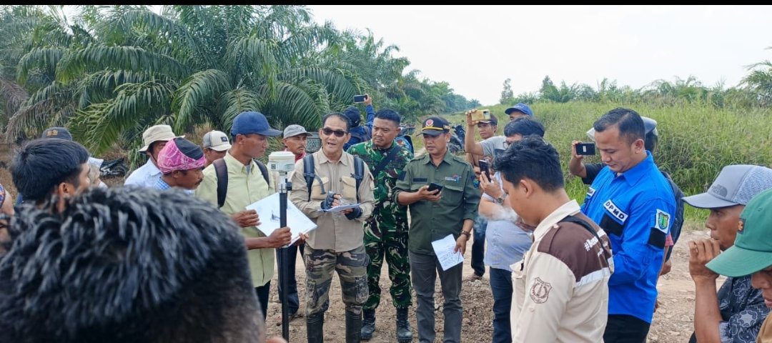 Portal Berita Indonesia dan Dunia Terkini Hari Ini, Update Harian Terbaru, Terlengkap, Tajam, Aktual dan Berimbang. Tak Gentar Terik Matahari, Petani GBLA Tanam Mentimun Demi Masa Depan yang Lebih Baik - Teropong Rakyat