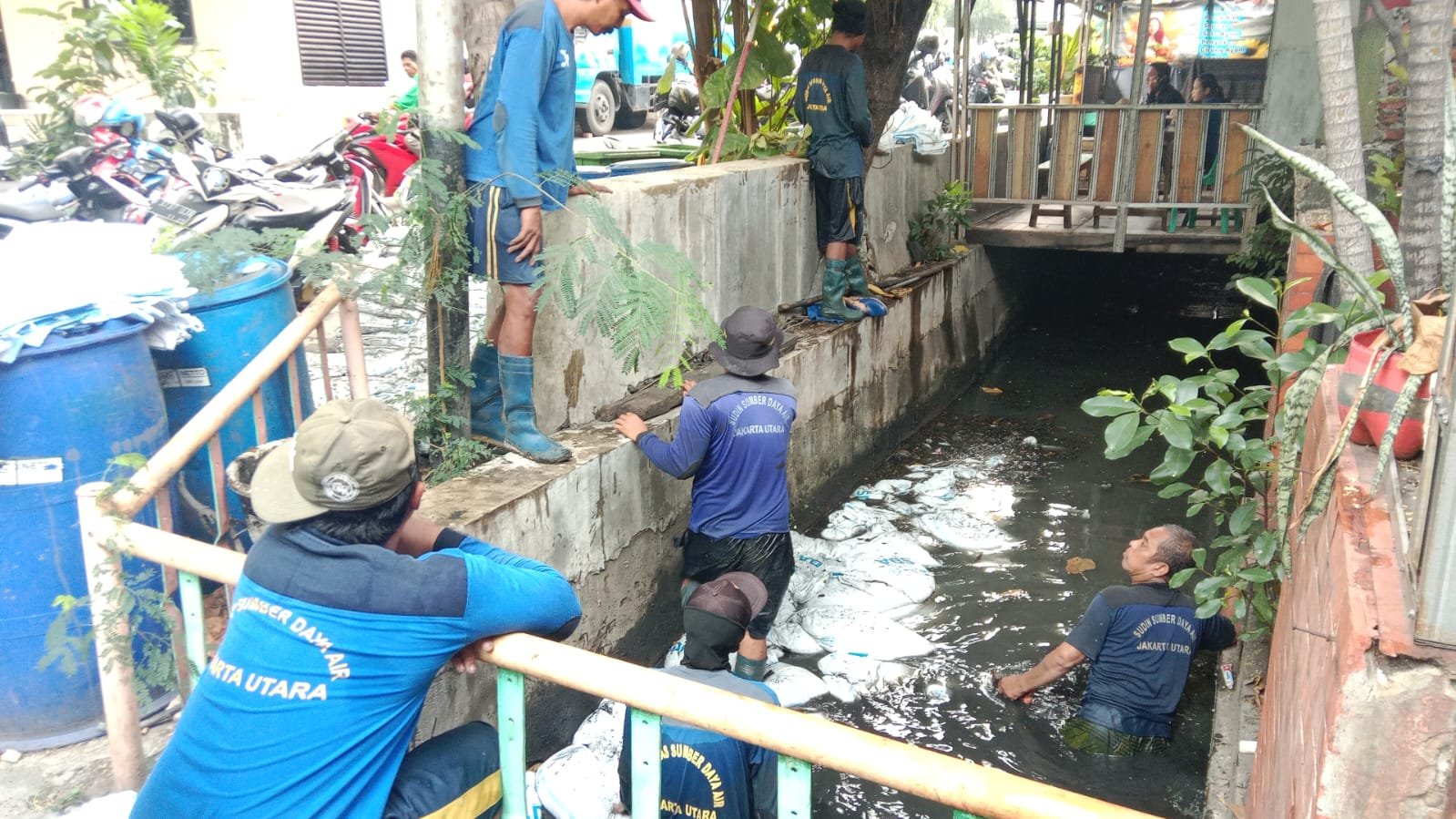 Sudin SDA Jakarta Utara Rampungkan pengurasan Lumpur PHB di Kali Kantor Kecamatan Tanjung Priok, Ditargetkan Rampung Dua Pekan