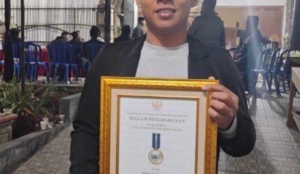 Kontribusi Mikutopia dalam Mengentaskan Pengangguran, Pemberdayaan, Peningkatan PAD dan UMKM, Pemdes Tulungrejo Beri Penghargaan Lencana Wanwa Satata - Teropong Rakyat