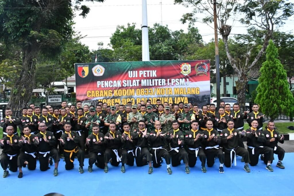 Portal Berita Indonesia dan Dunia Terkini Hari Ini, Update Harian Terbaru, Terlengkap, Tajam, Aktual dan Berimbang. Kodim 0833/Kota Malang Terima Kunjungan Dankodiklat TNI AD Dalam Rangka Uji Petik Pencak Silat Militer - Teropong Rakyat
