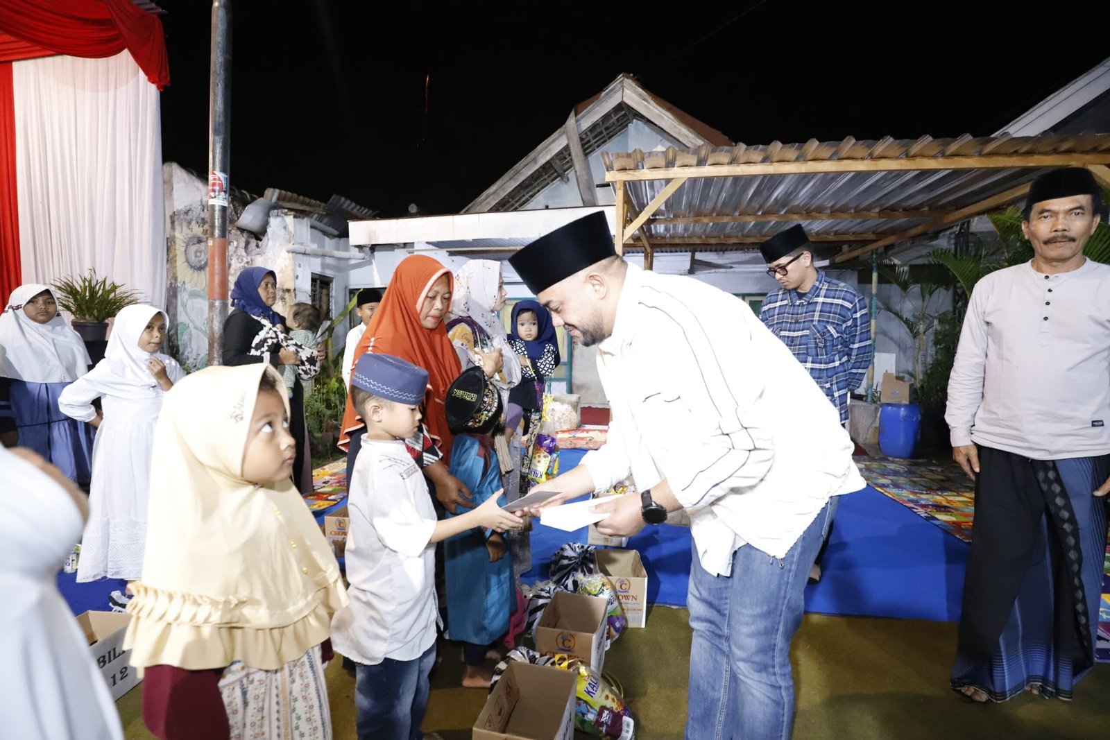 Wakil Wali Kota Batu Serahkan Santunan Anak Yatim di Dusun Mojorejo Desa Pendem