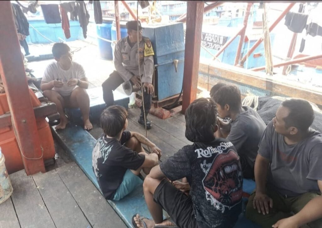 Portal Berita Indonesia dan Dunia Terkini Hari Ini, Update Harian Terbaru, Terlengkap, Tajam, Aktual dan Berimbang. Bhabinkamtibmas Polsek Sunda Kelapa Polres Priok, Tingkatkan Harkamtibmas Melalui Kegiatan DDS di Pelabuhan Muara Angke - Teropong Rakyat