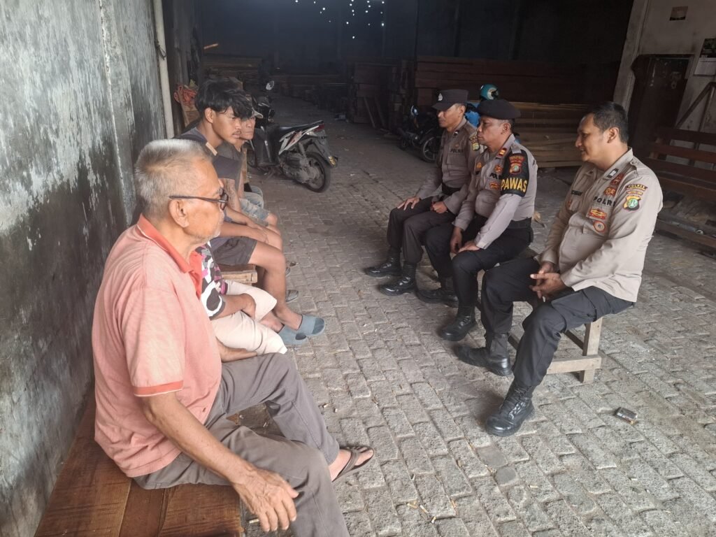 Program 'Jaga Jakarta On The Spot' di Pelabuhan Kalibaru, Polsek Kawasan Kalibaru Perkuat Sinergi dengan Pekerja demi Wujudkan Kamtibmas Kondusif - Teropong Rakyat