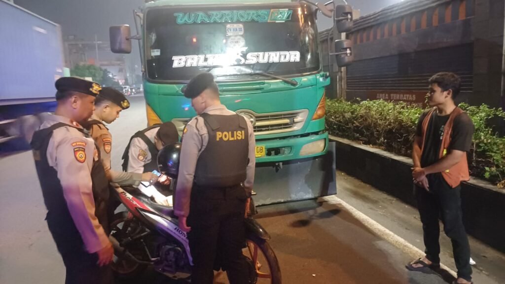 Portal Berita Indonesia dan Dunia Terkini Hari Ini, Update Harian Terbaru, Terlengkap, Tajam, Aktual dan Berimbang. Patroli JJOS Perintis Presisi Polres Pelabuhan Tanjung Priok Intensifkan Antisipasi 3C, Tawuran, dan Gangguan Kamtibmas di Kawasan Pelabuhan - Teropong Rakyat