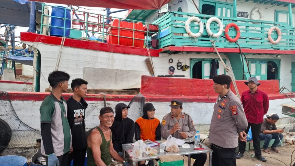 Portal Berita Indonesia dan Dunia Terkini Hari Ini, Update Harian Terbaru, Terlengkap, Tajam, Aktual dan Berimbang. Jaga Jakarta On The Spot, Polres Pelabuhan Tanjung Priok Perkuat Sinergi Kamtibmas Bersama Masyarakat di Pelabuhan Muara Baru - Teropong Rakyat