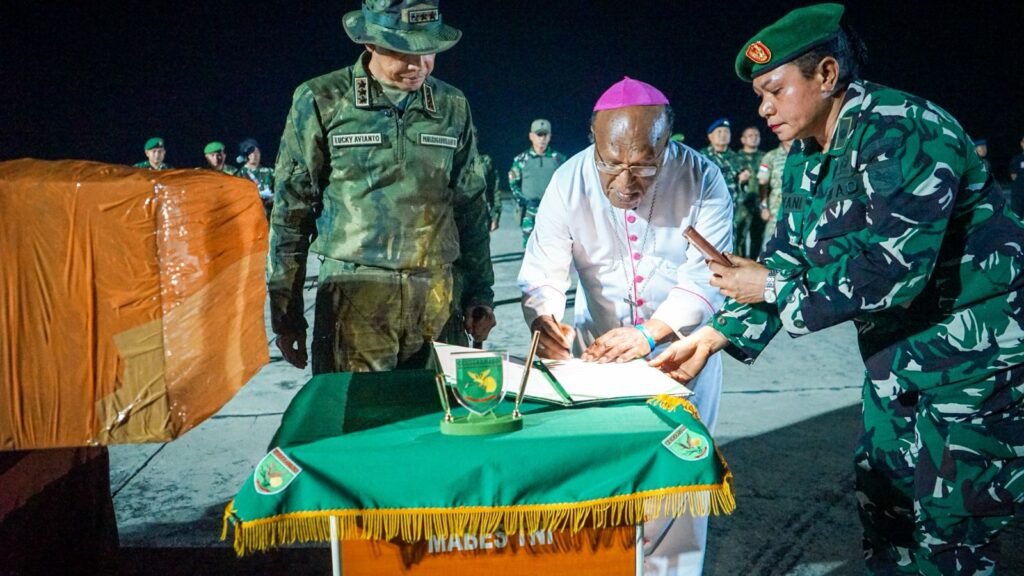 Portal Berita Indonesia dan Dunia Terkini Hari Ini, Update Harian Terbaru, Terlengkap, Tajam, Aktual dan Berimbang. Penghormatan Terakhir bagi Pilot PT AMA, Pangkogabwilhan III Kawal Penyerahan Jenazah di Lanud Silas Papare - Teropong Rakyat