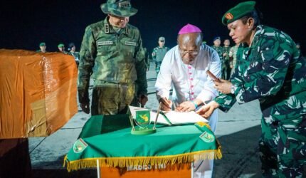 Penghormatan Terakhir bagi Pilot PT AMA, Pangkogabwilhan III Kawal Penyerahan Jenazah di Lanud Silas Papare - Teropong Rakyat