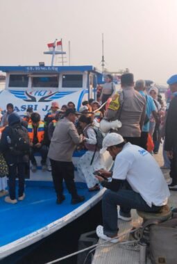 Polsek Sunda Kelapa Tingkatkan Pelayanan dan Pengamanan Wisatawan di Dermaga Kali Adem Menuju Kepulauan Seribu