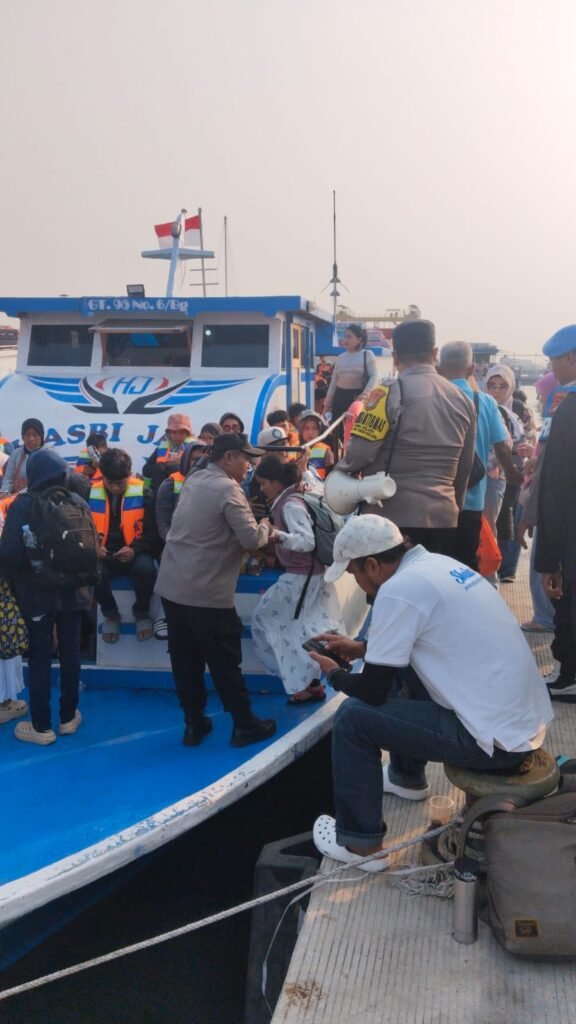 Portal Berita Indonesia dan Dunia Terkini Hari Ini, Update Harian Terbaru, Terlengkap, Tajam, Aktual dan Berimbang. Polsek Sunda Kelapa Tingkatkan Pelayanan dan Pengamanan Wisatawan di Dermaga Kali Adem Menuju Kepulauan Seribu - Teropong Rakyat