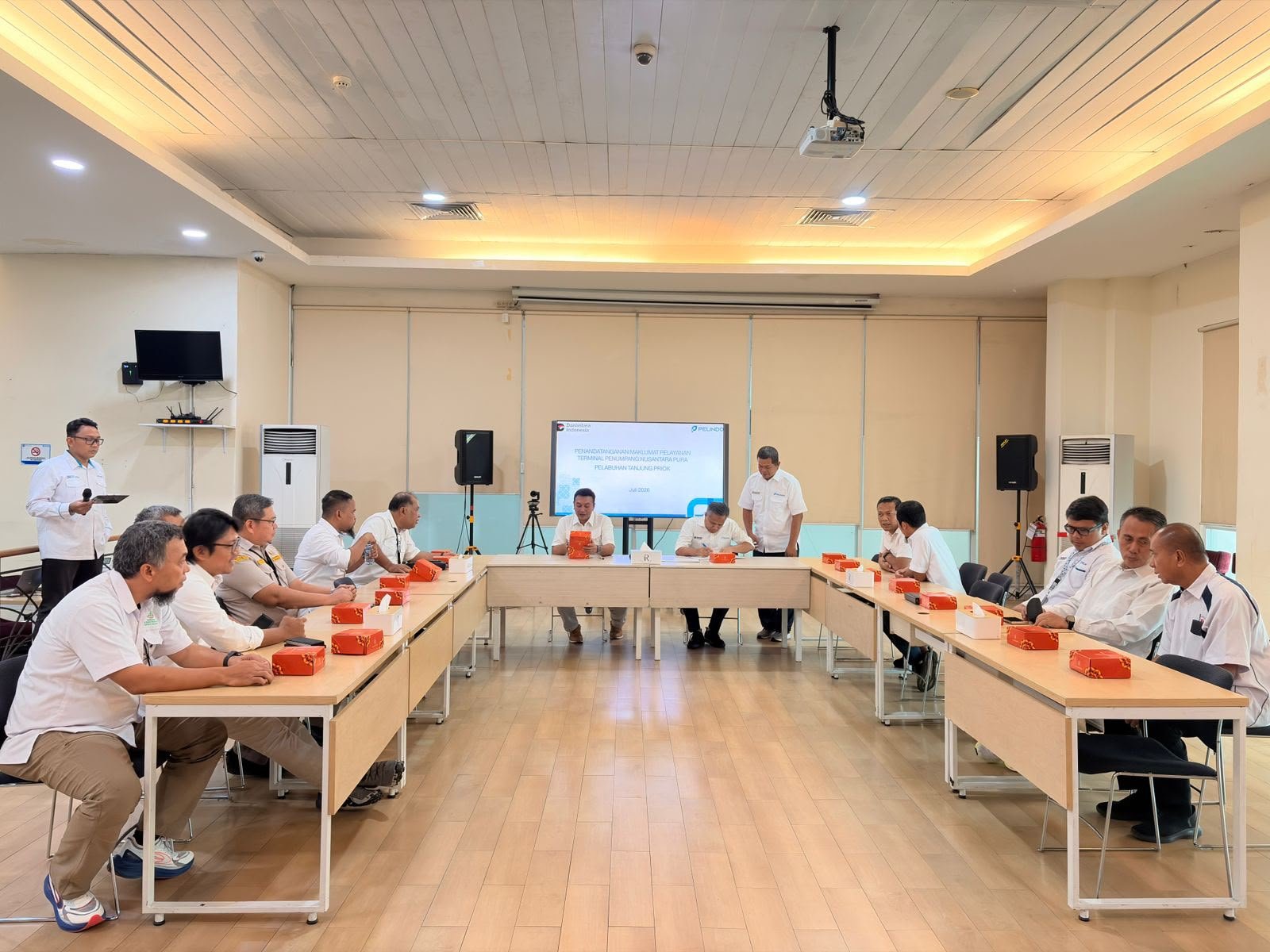 Pelindo Regional 2 Tanjung Priok Teguhkan Komitmen Pelayanan Melalui Penandatanganan Maklumat Pelayanan - Teropong Rakyat