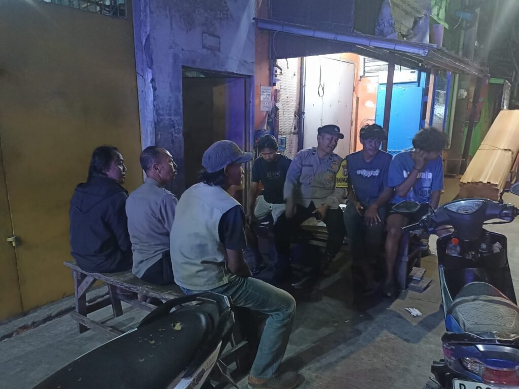 Portal Berita Indonesia dan Dunia Terkini Hari Ini, Update Harian Terbaru, Terlengkap, Tajam, Aktual dan Berimbang. Jaga Jakarta On The Spot, Polsek Kalibaru Polres Priok Perkuat Sinergi Bersama Warga Kalibaru demi Ciptakan Kamtibmas Kondusif - Teropong Rakyat