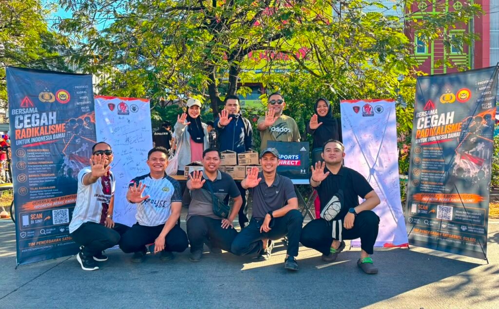 Portal Berita Indonesia dan Dunia Terkini Hari Ini, Update Harian Terbaru, Terlengkap, Tajam, Aktual dan Berimbang. Densus 88 AT Polri Ajak Masyarakat Tolak Radikalisme dan Bullying melalui Kampanye Edukasi di Car Free Day Makassar - Teropong Rakyat