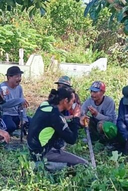 Babinsa Koramil Mapurujaya Bersama Warga Bersihkan TPU Kampung Hiripau
