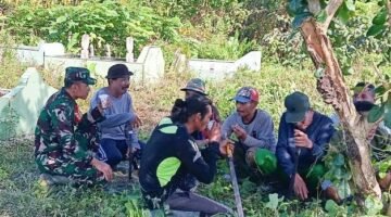 Babinsa Koramil Mapurujaya Bersama Warga Bersihkan TPU Kampung Hiripau