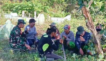 Babinsa Koramil Mapurujaya Bersama Warga Bersihkan TPU Kampung Hiripau - Teropong Rakyat