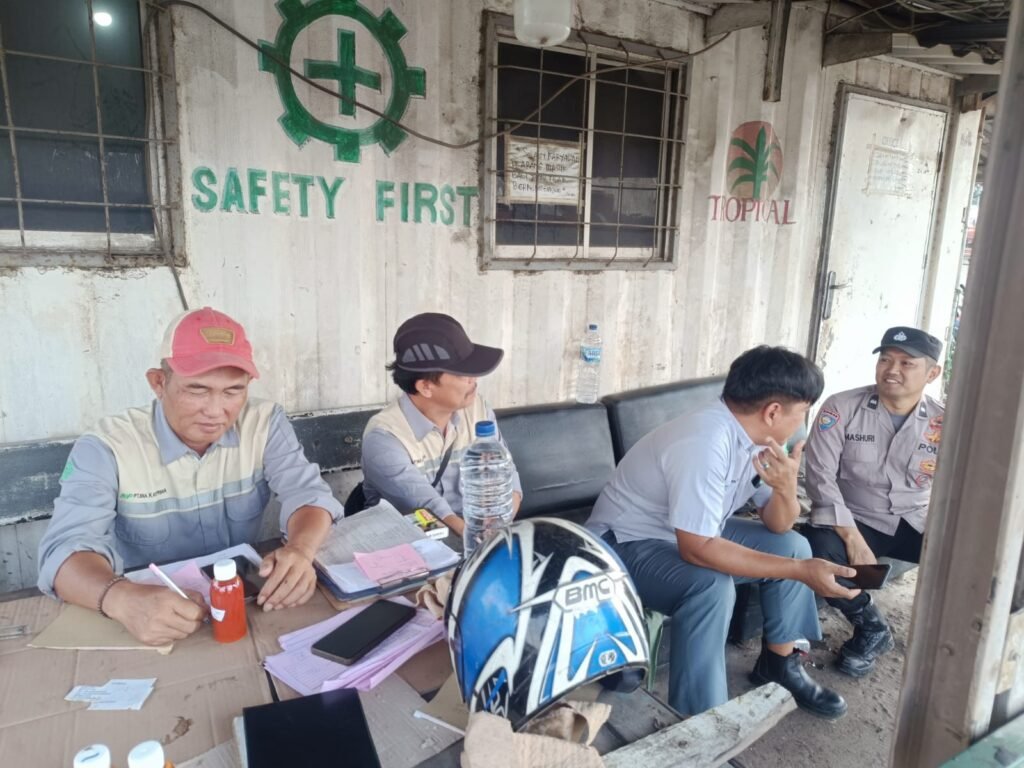 Portal Berita Indonesia dan Dunia Terkini Hari Ini, Update Harian Terbaru, Terlengkap, Tajam, Aktual dan Berimbang. JJOS Bhabinkamtibmas Kawasan Pelabuhan Marunda Perkuat Sinergi Keamanan dan Keselamatan Kerja Melalui Kegiatan Sambang - Teropong Rakyat