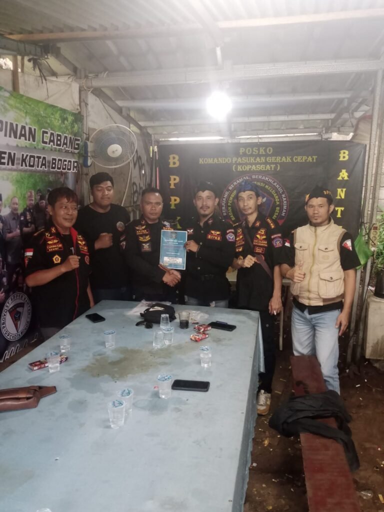 Portal Berita Indonesia dan Dunia Terkini Hari Ini, Update Harian Terbaru, Terlengkap, Tajam, Aktual dan Berimbang. Penyerahan SK Kepemimpinan DPAC BPPKB Bogor Utara Oleh DPC Kota Bogor - Teropong Rakyat
