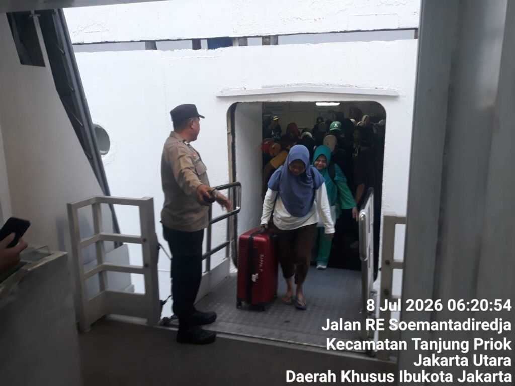 Portal Berita Indonesia dan Dunia Terkini Hari Ini, Update Harian Terbaru, Terlengkap, Tajam, Aktual dan Berimbang. Pelayanan dan Pengamanan Debarkasi Kapal KM. Kelimutu dari Pontianak Berjalan Aman dan Lancar, 1.078 Penumpang Tiba di Pelabuhan Tanjung Priok - Teropong Rakyat