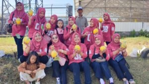 Portal Berita Indonesia dan Dunia Terkini Hari Ini, Update Harian Terbaru, Terlengkap, Tajam, Aktual dan Berimbang. Liburan Produktif, Persit Koramil Pakisaji Edukasi Pertanian Lewat Wisata Panen Melon di Green House BUMDes - Teropong Rakyat