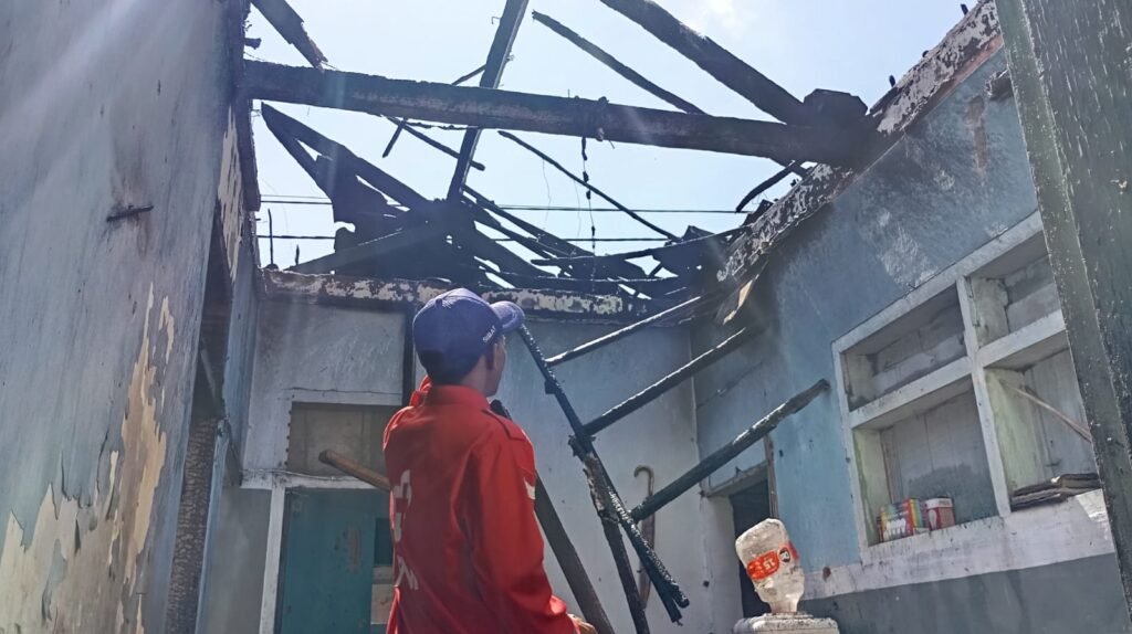 Rumah di Pakisaji Terbakar Diduga Akibat Anak Bermain Korek Api, Damkar Berhasil Cegah Api Meluas - Teropong Rakyat