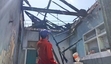 Rumah di Pakisaji Terbakar Diduga Akibat Anak Bermain Korek Api, Damkar Berhasil Cegah Api Meluas - Teropong Rakyat