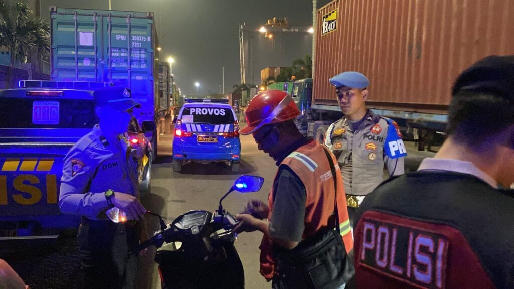 Portal Berita Indonesia dan Dunia Terkini Hari Ini, Update Harian Terbaru, Terlengkap, Tajam, Aktual dan Berimbang. Patroli JJOS Cipta Kondisi, Polres Pelabuhan Tanjung Priok Perketat Pengamanan dan Antisipasi Gangguan Kamtibmas - Teropong Rakyat
