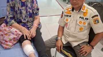 Anggota Satpol PP Kelurahan Koja Sigap Evakuasi Lansia Yang Jatuh Ke Saluran Air, Langsung DIbawa Ke RSUD Koja.