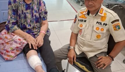 Anggota Satpol PP Kelurahan Koja Sigap Evakuasi Lansia Yang Jatuh Ke Saluran Air, Langsung DIbawa Ke RSUD Koja. - Teropong Rakyat