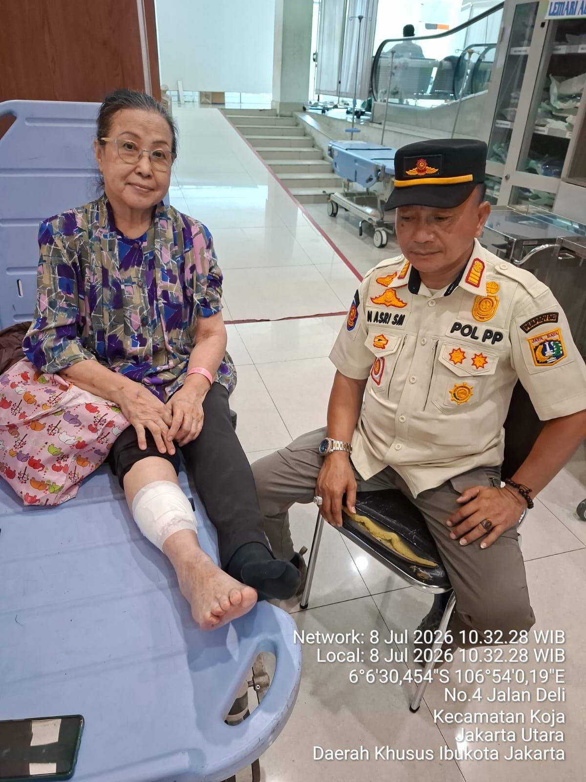 Anggota Satpol PP Kelurahan Koja Sigap Evakuasi Lansia Yang Jatuh Ke Saluran Air, Langsung DIbawa Ke RSUD Koja.