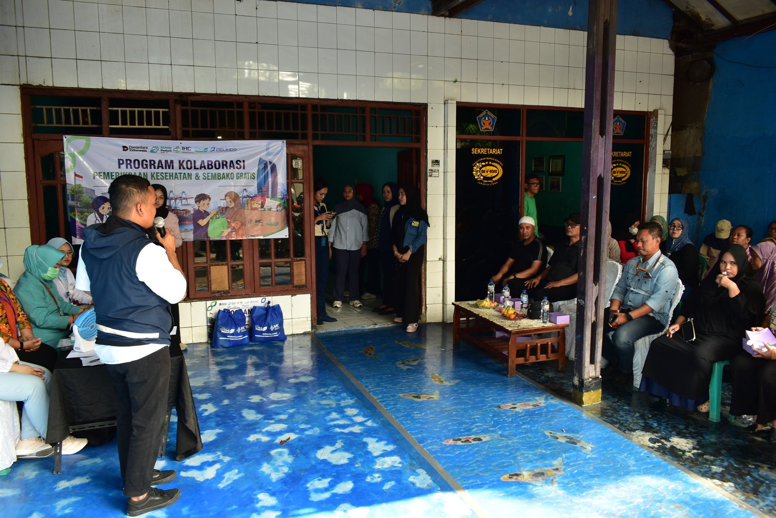 Portal Berita Indonesia dan Dunia Terkini Hari Ini, Update Harian Terbaru, Terlengkap, Tajam, Aktual dan Berimbang. Pelindo Regional 2 Tanjung Priok Gelar Pemeriksaan Kesehatan Gratis dan Salurkan 235 Paket Sembako - Teropong Rakyat