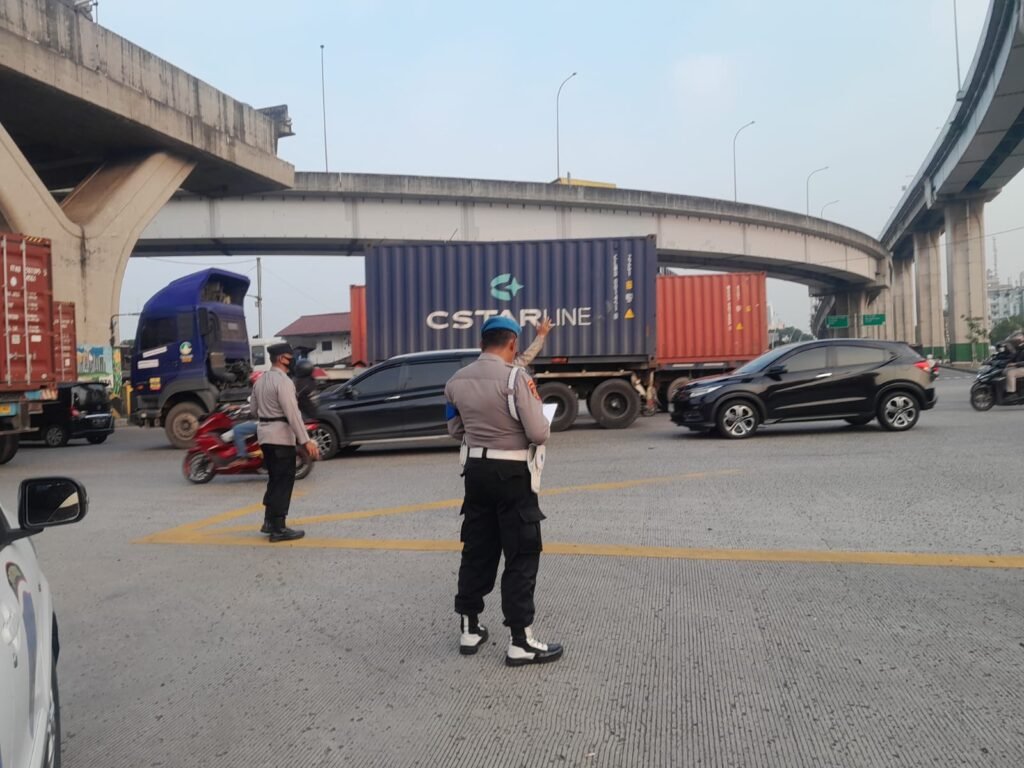 Personel Satlantas dan Satsamapta Polres Pelabuhan Tanjung Priok Laksanakan Pengaturan Lalu Lintas, Arus Kendaraan Lancar dan Situasi Tetap Kondusif - Teropong Rakyat