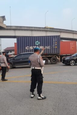 Personel Satlantas dan Satsamapta Polres Pelabuhan Tanjung Priok Laksanakan Pengaturan Lalu Lintas, Arus Kendaraan Lancar dan Situasi Tetap Kondusif