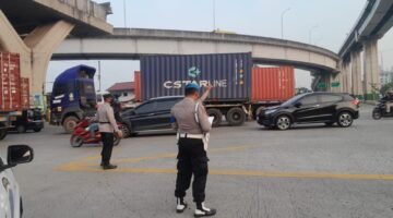 Personel Satlantas dan Satsamapta Polres Pelabuhan Tanjung Priok Laksanakan Pengaturan Lalu Lintas, Arus Kendaraan Lancar dan Situasi Tetap Kondusif