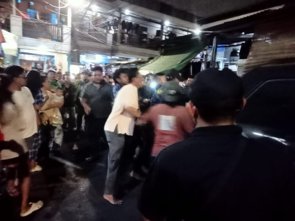 Portal Berita Indonesia dan Dunia Terkini Hari Ini, Update Harian Terbaru, Terlengkap, Tajam, Aktual dan Berimbang. Anggota Polsek Kemayoran Berhasil Mengevakuasi Terduga Pelaku Pelecehan Anak Dibawah Umur dari Amukan Warga - Teropong Rakyat