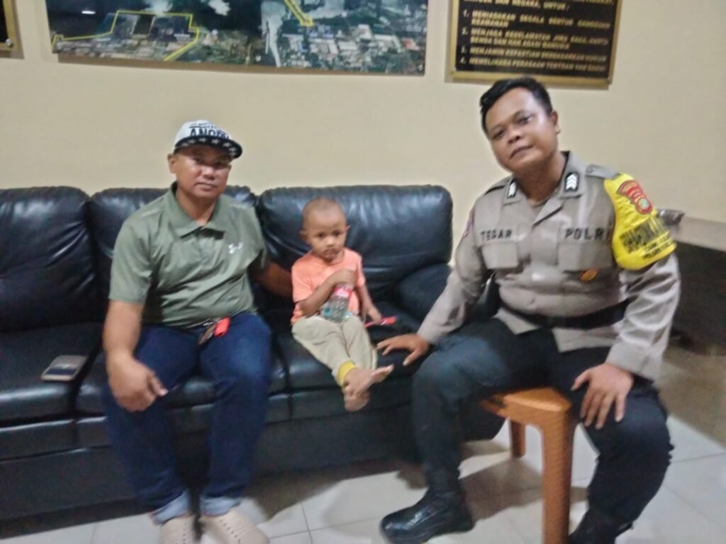 Respons Cepat Personel Polsek Kawasan Kalibaru Polres Priok, Berhasil Mempertemukan Anak Hilang dengan Keluarganya - Teropong Rakyat