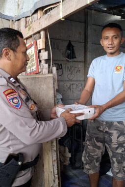 Jumat Peduli, Polsek Kawasan Kali Baru Bagikan Nasi Kotak kepada Warga sebagai Wujud Kepedulian Polri