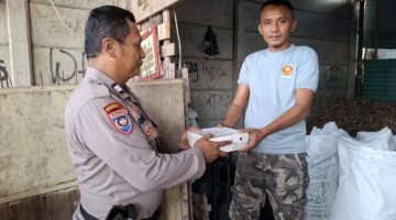 Jumat Peduli, Polsek Kawasan Kali Baru Bagikan Nasi Kotak kepada Warga sebagai Wujud Kepedulian Polri
