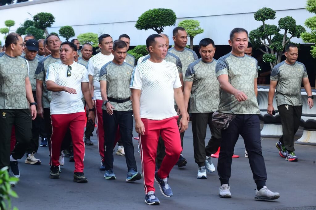 Portal Berita Indonesia dan Dunia Terkini Hari Ini, Update Harian Terbaru, Terlengkap, Tajam, Aktual dan Berimbang. Panglima TNI dan Kasad Perkuat Soliditas Melalui Olahraga Bersama Prajurit - Teropong Rakyat
