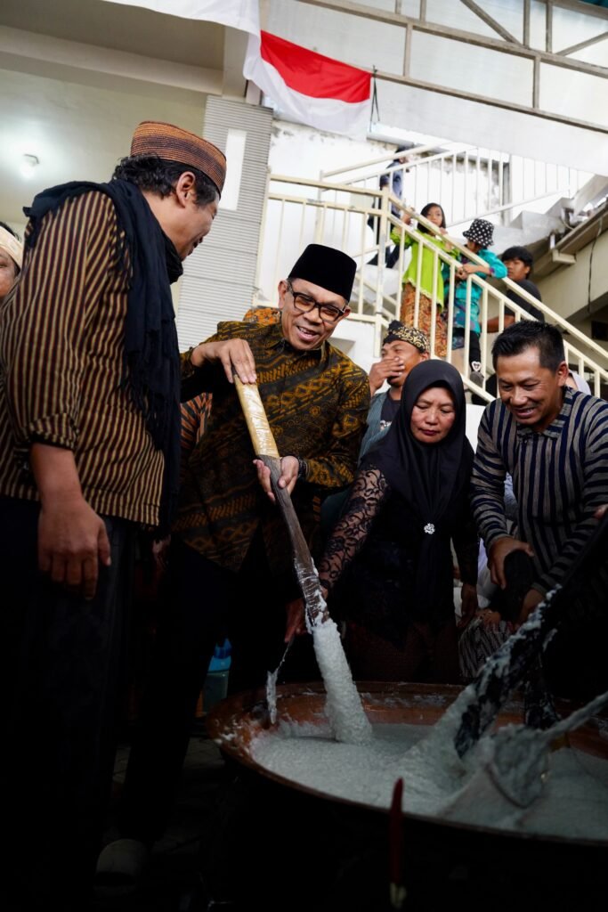 Portal Berita Indonesia dan Dunia Terkini Hari Ini, Update Harian Terbaru, Terlengkap, Tajam, Aktual dan Berimbang. Pawon Suro Sidomulyo Jadi Penguat Identitas Budaya, Wali Kota Nurochman Ajak Generasi Muda Jaga Warisan Leluhur - Teropong Rakyat