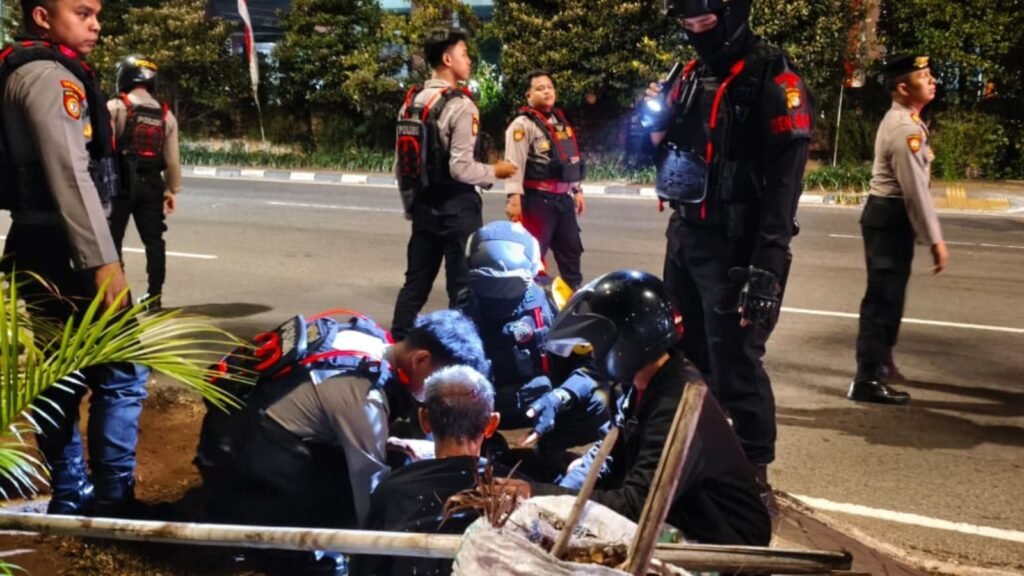 Portal Berita Indonesia dan Dunia Terkini Hari Ini, Update Harian Terbaru, Terlengkap, Tajam, Aktual dan Berimbang. Brimob Metro Jaya Sigap Evakuasi Korban Kecelakaan Saat Patroli Malam di Jakarta Utara - Teropong Rakyat