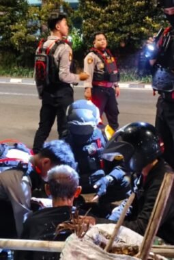 Brimob Metro Jaya Sigap Evakuasi Korban Kecelakaan Saat Patroli Malam di Jakarta Utara
