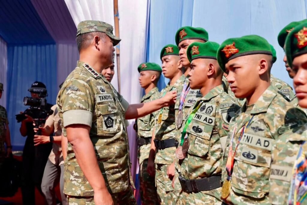 Portal Berita Indonesia dan Dunia Terkini Hari Ini, Update Harian Terbaru, Terlengkap, Tajam, Aktual dan Berimbang. Wapang TNI dan Menhan RI Tinjau Yon TP di Jawa Timur, Pastikan Kesiapan Operasional Satuan - Teropong Rakyat