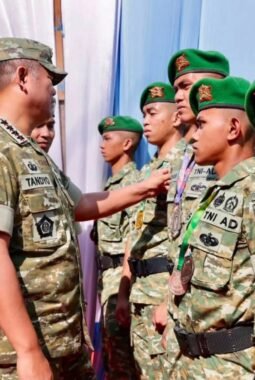 Wapang TNI dan Menhan RI Tinjau Yon TP di Jawa Timur, Pastikan Kesiapan Operasional Satuan