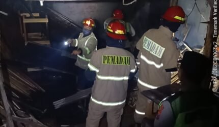 Gudang Mebel di Singosari Terbakar Dini Hari, Diduga Akibat Korsleting Listrik - Teropong Rakyat