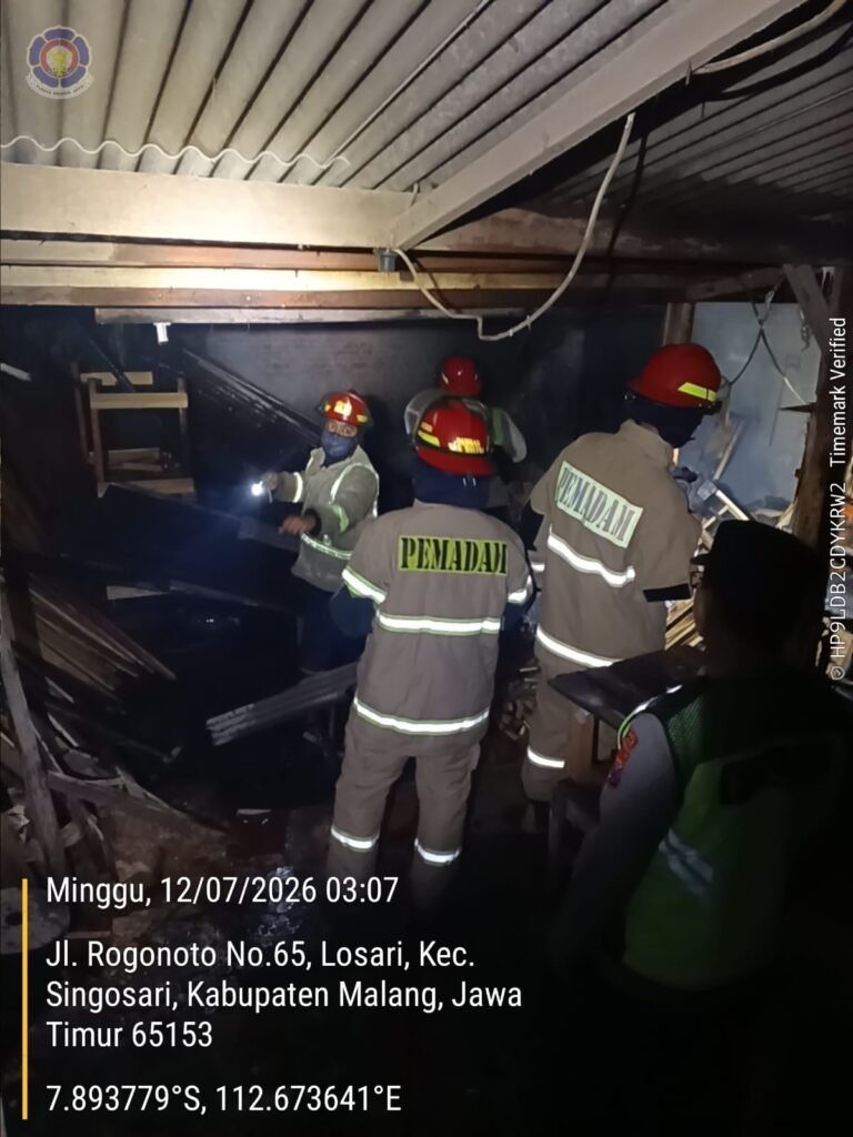 Gudang Mebel di Singosari Terbakar Dini Hari, Diduga Akibat Korsleting Listrik - Teropong Rakyat