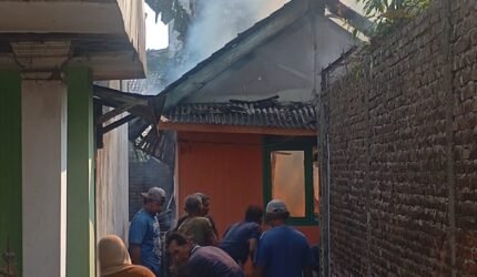 Rumah Anyaman Bambu di Kepanjen Ludes Terbakar, Diduga Dipicu Kompor Gas yang Lupa Dimatikan - Teropong Rakyat
