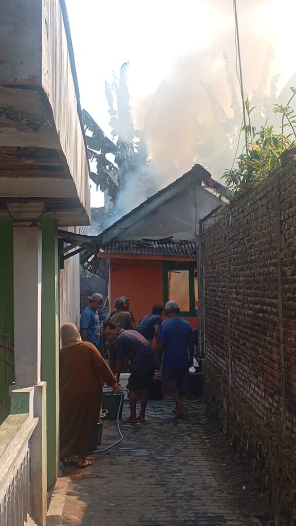 Portal Berita Indonesia dan Dunia Terkini Hari Ini, Update Harian Terbaru, Terlengkap, Tajam, Aktual dan Berimbang. Rumah Anyaman Bambu di Kepanjen Ludes Terbakar, Diduga Dipicu Kompor Gas yang Lupa Dimatikan - Teropong Rakyat