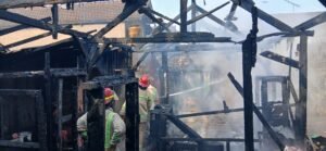 Portal Berita Indonesia dan Dunia Terkini Hari Ini, Update Harian Terbaru, Terlengkap, Tajam, Aktual dan Berimbang. Rumah Anyaman Bambu di Kepanjen Ludes Terbakar, Diduga Dipicu Kompor Gas yang Lupa Dimatikan - Teropong Rakyat